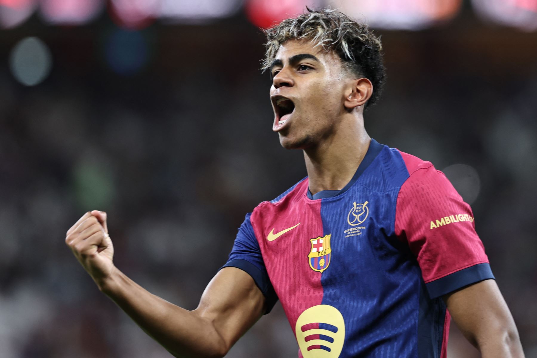 El delantero español del Barcelona , Lamine Yamal, celebra marcar el primer gol de su equipo durante la final de la Supercopa de España entre el Real Madrid y Barcelona .
Foto: AFP