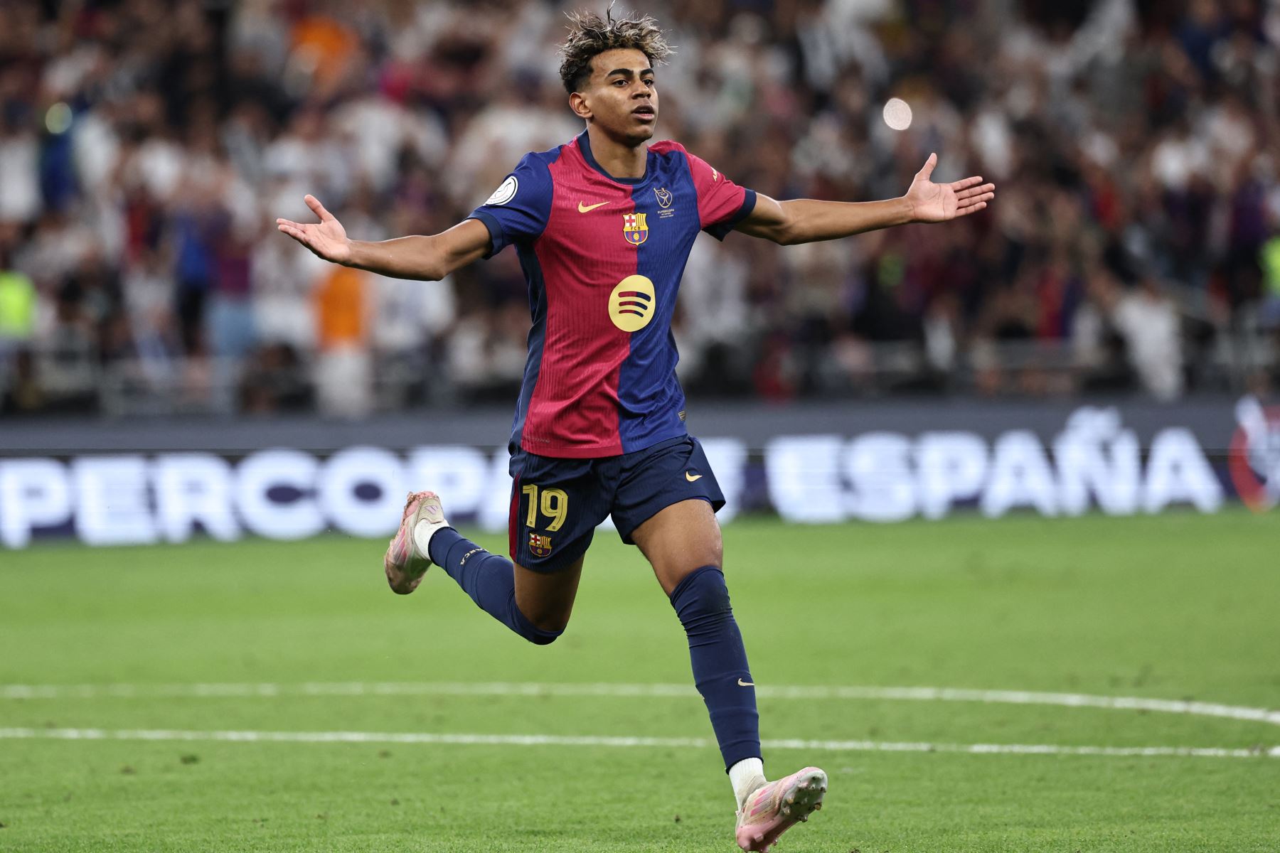 El delantero español del Barcelona , Lamine Yamal, celebra marcar el primer gol de su equipo durante la final de la Supercopa de España entre el Real Madrid y Barcelona.
Foto: AFP