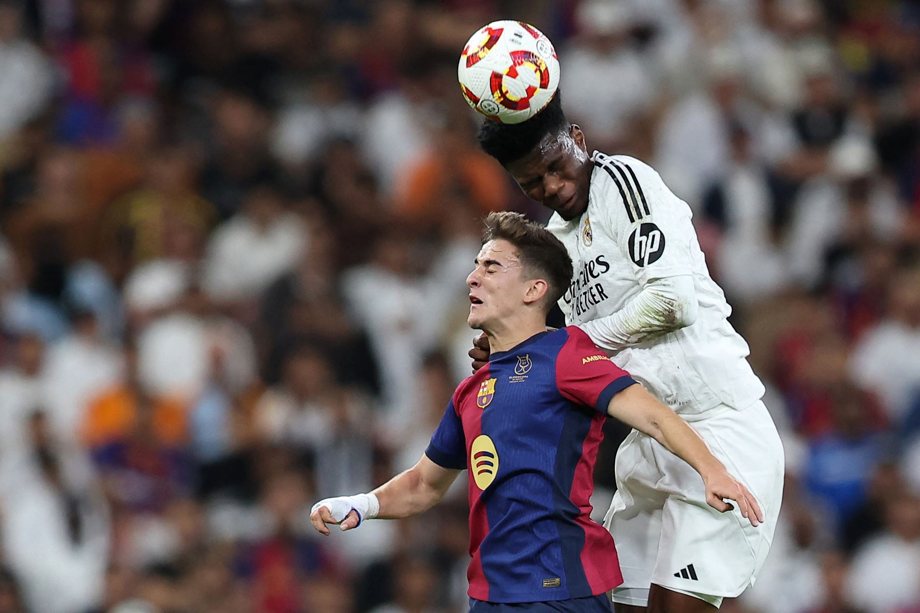 El mediocampista francés del Real Madrid , Aurelien Tchouameni dirige el balón al mediocampista español del Barcelona, Pablo Gavi durante el partido final de la Supercopa de España entre el Real Madrid y Barcelona.
Foto: AFP