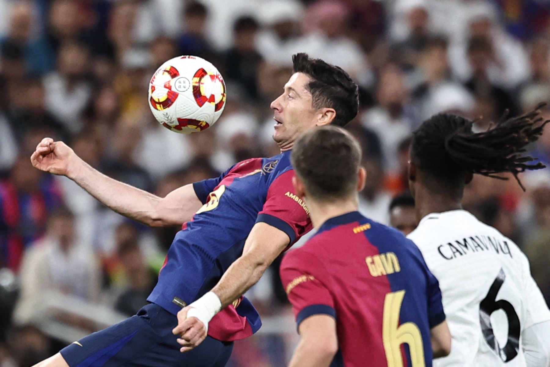 El delantero polaco del Barcelona, ​​Robert Lewandowski, controla el balón durante la final de la Supercopa de España entre el Real Madrid y Barcelona.
Foto: AFP