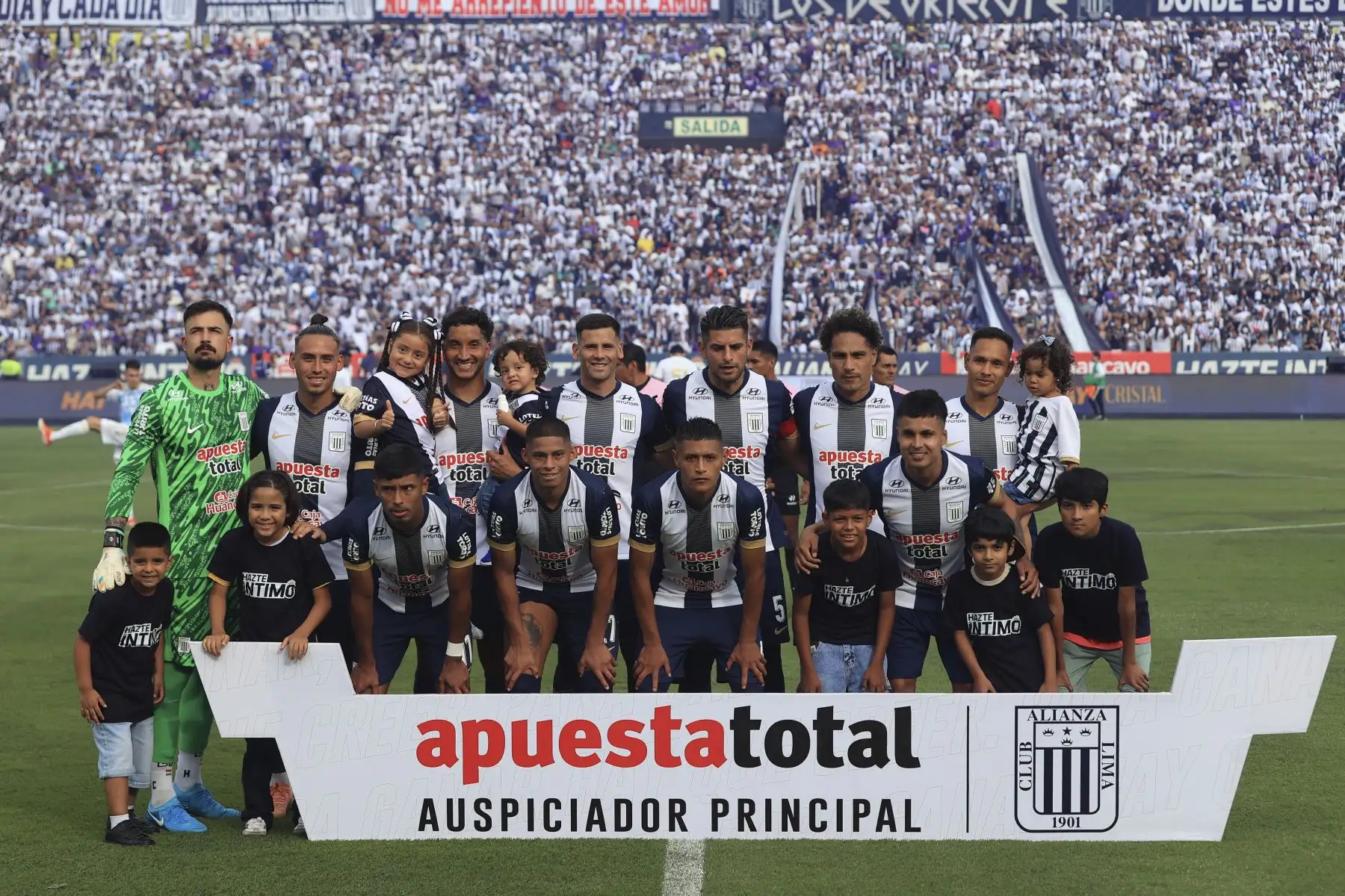 Alianza Lima enfrenta a Emelec de Ecuador en un encuentro amistoso por la presentación del equipo blanquiazul en la denominada Tarde Blanquiazul 2025.  Foto: ANDINA/Jhonel Rodríguez Robles