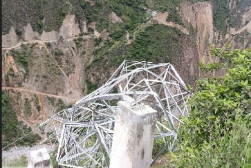 La compañía mencionó que los mineros ilegales, coludidos con bandas criminales, hicieron detonar tres cargas de dinamita para derribar la torre, de la recientemente inaugurada Línea de Transmisión de 60kv.