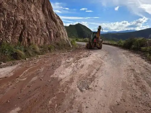 Con ayuda de maquinaria pesada, el Gore Cusco restableció el tránsito vehicular en la carretera Cusco - Paucartambo que se vio interrumpida por deslizamientos.