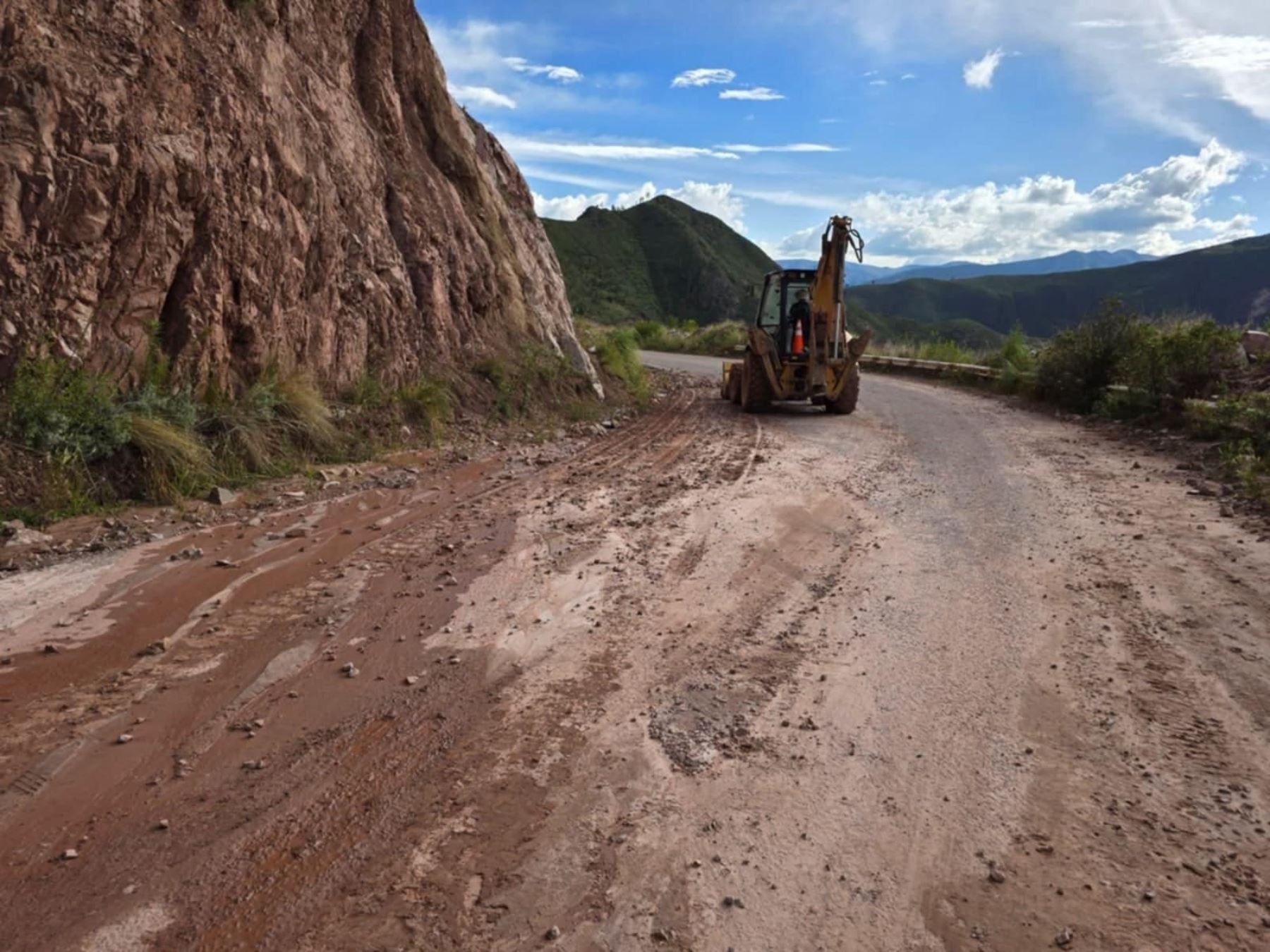 Con ayuda de maquinaria pesada, el Gore Cusco restableció el tránsito vehicular en la carretera Cusco - Paucartambo que se vio interrumpida por deslizamientos.