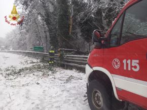 Fuertes vientos y nevadas en el sur de Italia, con escuelas cerradas y trenes bloqueados 