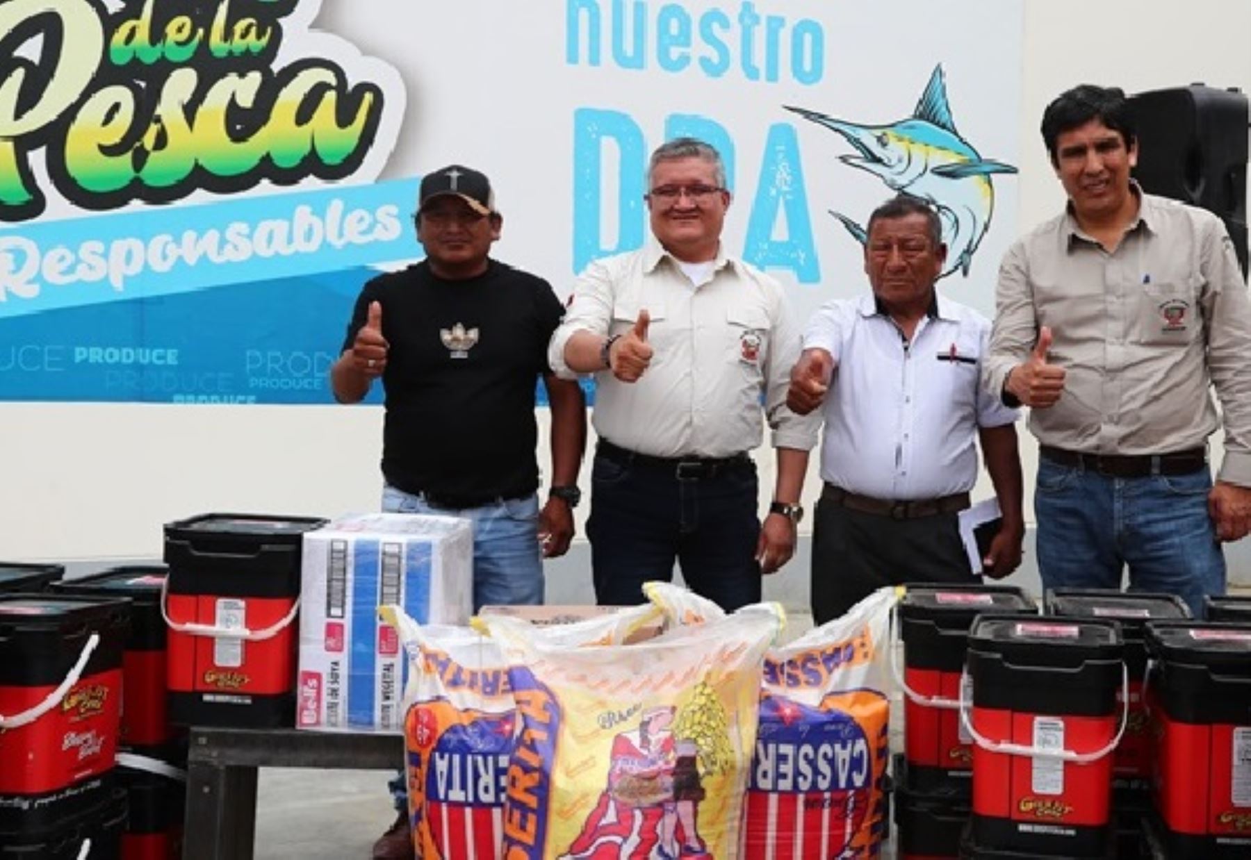 Pescadores de Tumbes y Piura, afectados por oleajes anómalos, recibieron más de cinco toneladas de víveres que entregó el Ministerio del Ambiente. ANDINA/Difusión