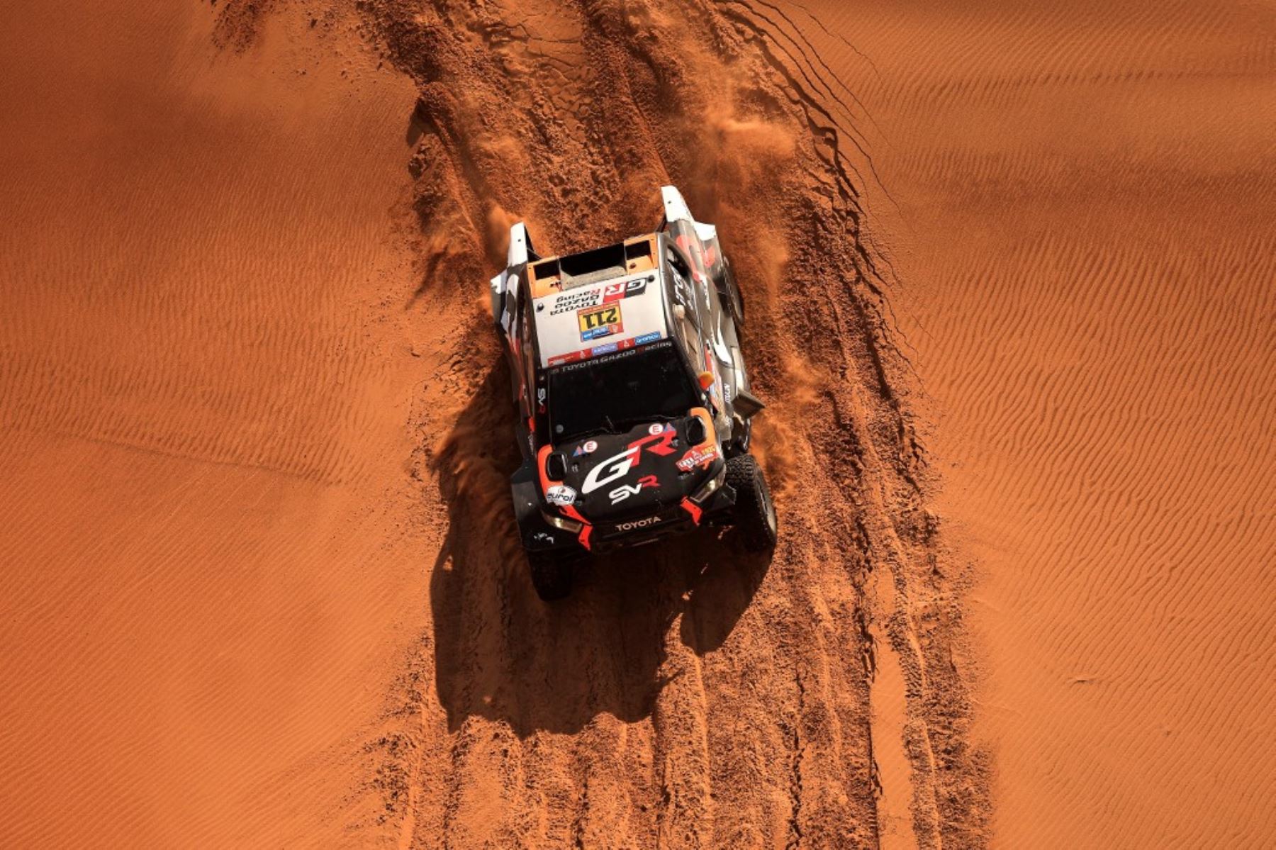 El piloto sudafricano Henk Lategan y el copiloto sudafricano Breet Cummings compiten durante la Etapa 8 del Rally Dakar 2025, entre Al Duwadimi y Riad, en Arabia Saudita, el 13 de enero de 2025. Foto: AFP