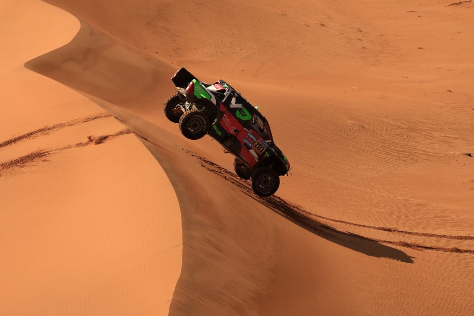 El piloto saudí Yazeed Al Rajhi y el copiloto alemán Timo Gottschalk compiten durante la Etapa 8 del Rally Dakar 2025, entre Al Duwadimi y Riad, en Arabia Saudita, el 13 de enero de 2025. Foto: AFP