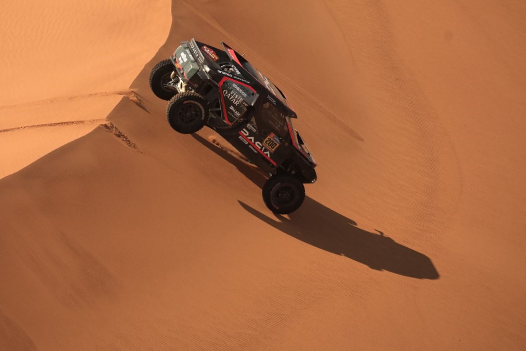 El piloto qatarí Nasser Al-Attiyah y el copiloto francés Edouard Boulanger compiten durante la Etapa 8 del Rally Dakar 2025, entre Al Duwadimi y Riad, en Arabia Saudita, el 13 de enero de 2025. Foto: AFP