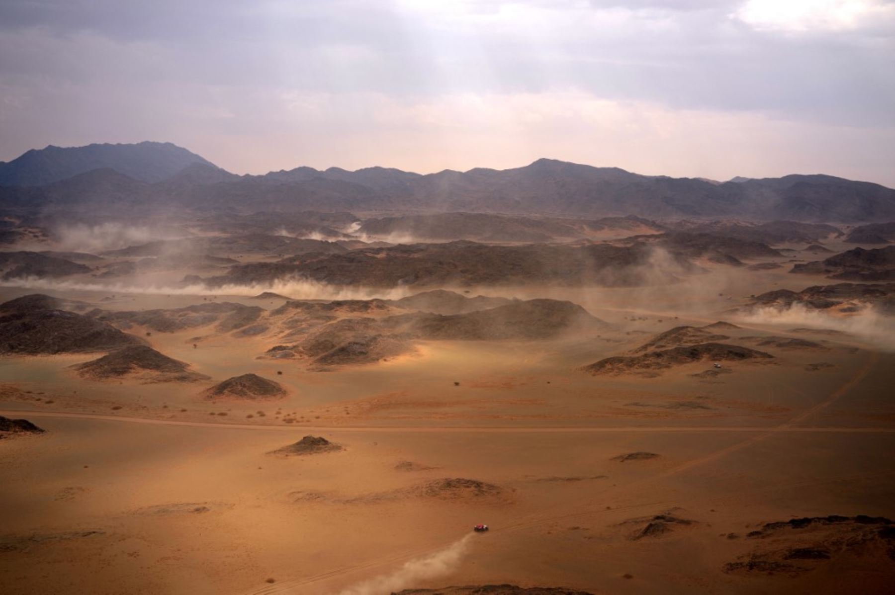 Pilotos conducen sus coches durante la Etapa 7 del Rally Dakar 2025, entre Al Duwadimi y Al Duwadimi, en Arabia Saudita. Foto: AFP