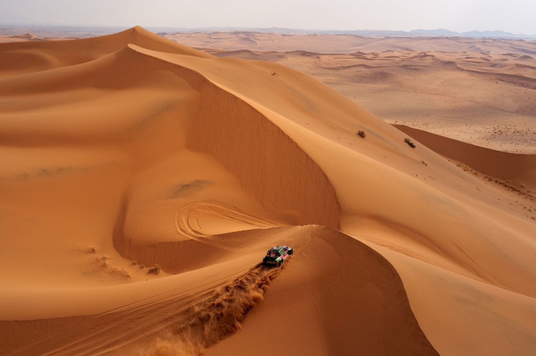 El piloto saudí Yazeed Al Rajhi y el copiloto alemán Timo Gottschalk compiten durante la Etapa 7 del Rally Dakar 2025, entre Al Duwadimi y Al Duwadimi, en Arabia Saudita. Foto: AFP