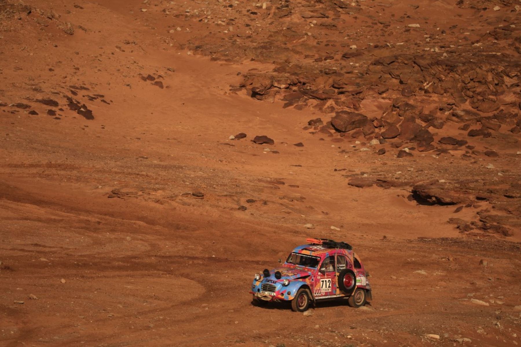 La piloto checa del equipo Duckar, Barbora Holicka, y la copiloto checa Lucie Engova compiten durante la Etapa 8 del Rally Dakar 2025, entre Al Duwadimi y Riad, en Arabia Saudita, el 13 de enero de 2025. Foto: AFP