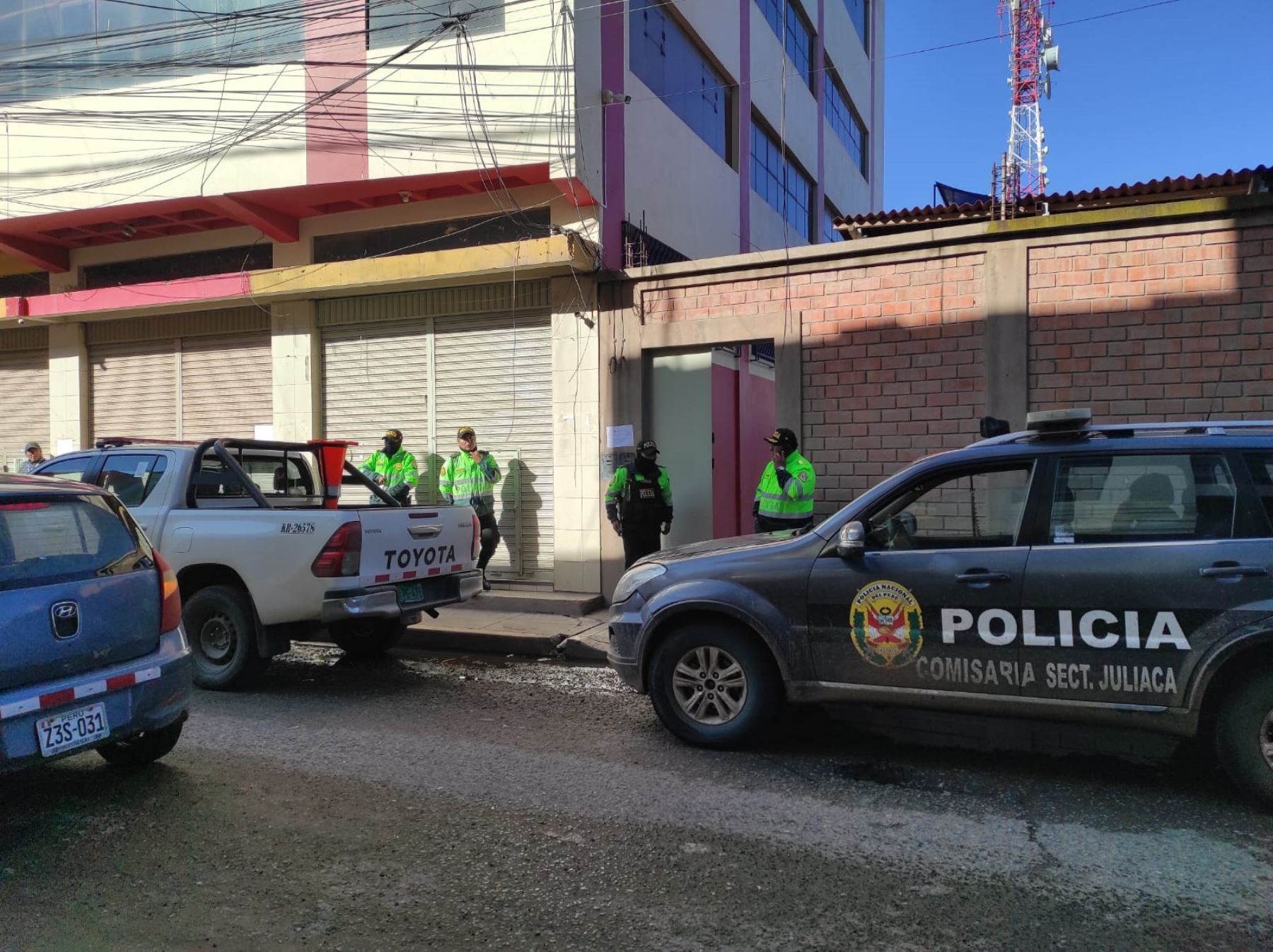 Varias unidades de la Policía Nacional se movilizaron hasta el colegio particular Francis Aston, ubicado en Juliaca, donde fueron hallados los cuerpos sin vida de dos mujeres. ANDINA/Difusión