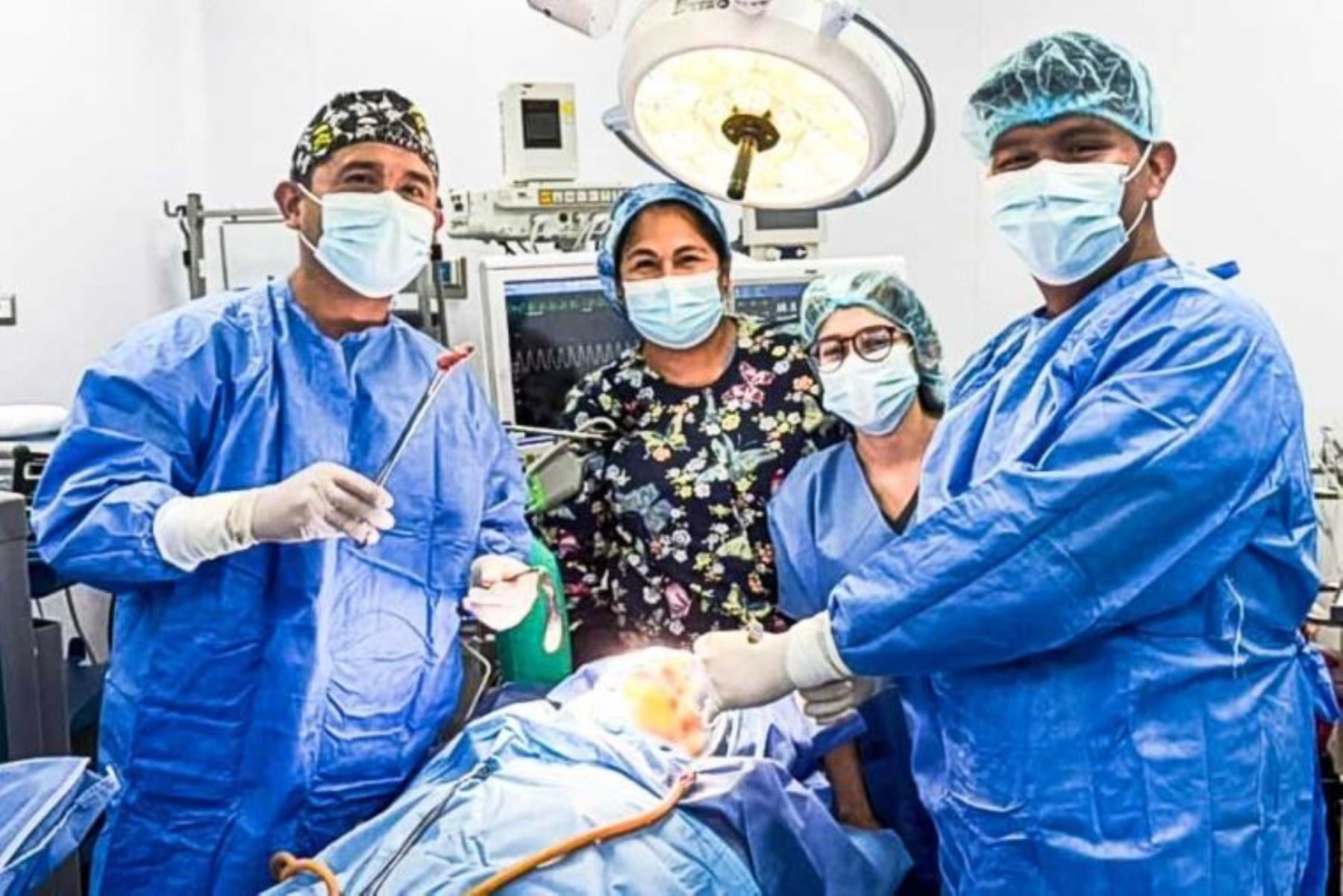 Durante cuatro días, el paciente experimentó molestias y, al acudir al hospital del Seguro Social, los médicos identificaron que su dentadura postiza estaba alojada en la hipofaringe, indicaron los médicos de EsSalud.  Foto: Difusión