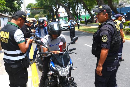 La Municipalidad de Miraflores reinicia los operativos de control a motos delivery tras el fallo a favor de Indecopi que declara que no es barrera burocrática el registro voluntario de los conductores de dichos vehículos que transitan en el distrito.Foto: ANDINA/ Eddy Ramos