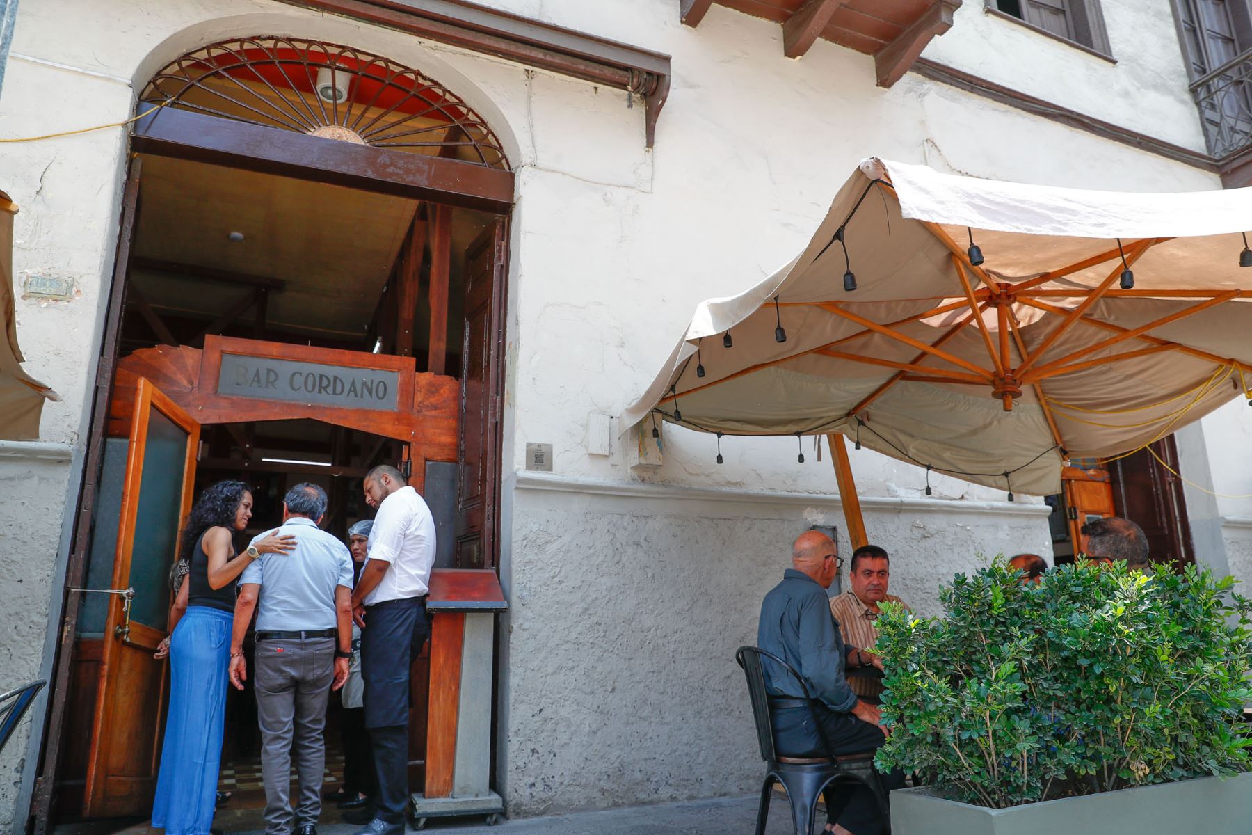 El clásico y emblemático Bar Cordano del Centro Histórico de Lima, por donde han pasado destacados intelectuales, artistas y políticos peruanos del siglo XX, cumple 120 años de existencia hoy lunes 13 de enero de 2025 y lo celebra de manera especial. Foto: ANDINA/Daniel Bracamonte