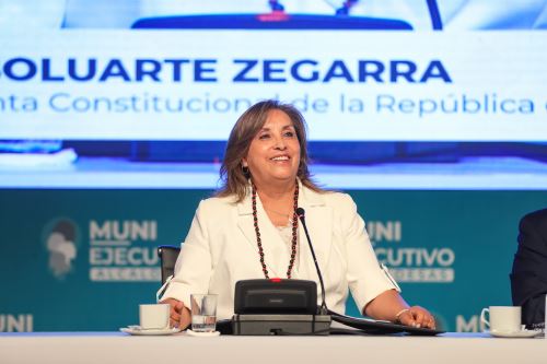 "Vamos a responder con más trabajo, obras, dedicación, más servicio a nuestro pueblo, somos servidores públicos", enfatizó la mandataria. Foto: ANDINA/Prensa presidencia