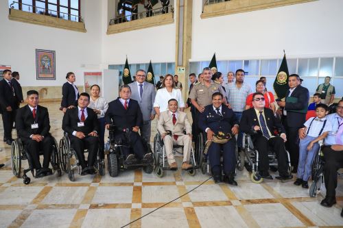 Presidenta de la república, Dina Ercilia Boluarte Zegarra, participó en la ceremonia de entrega de prótesis ortopédicas para personal policial con discapacidad