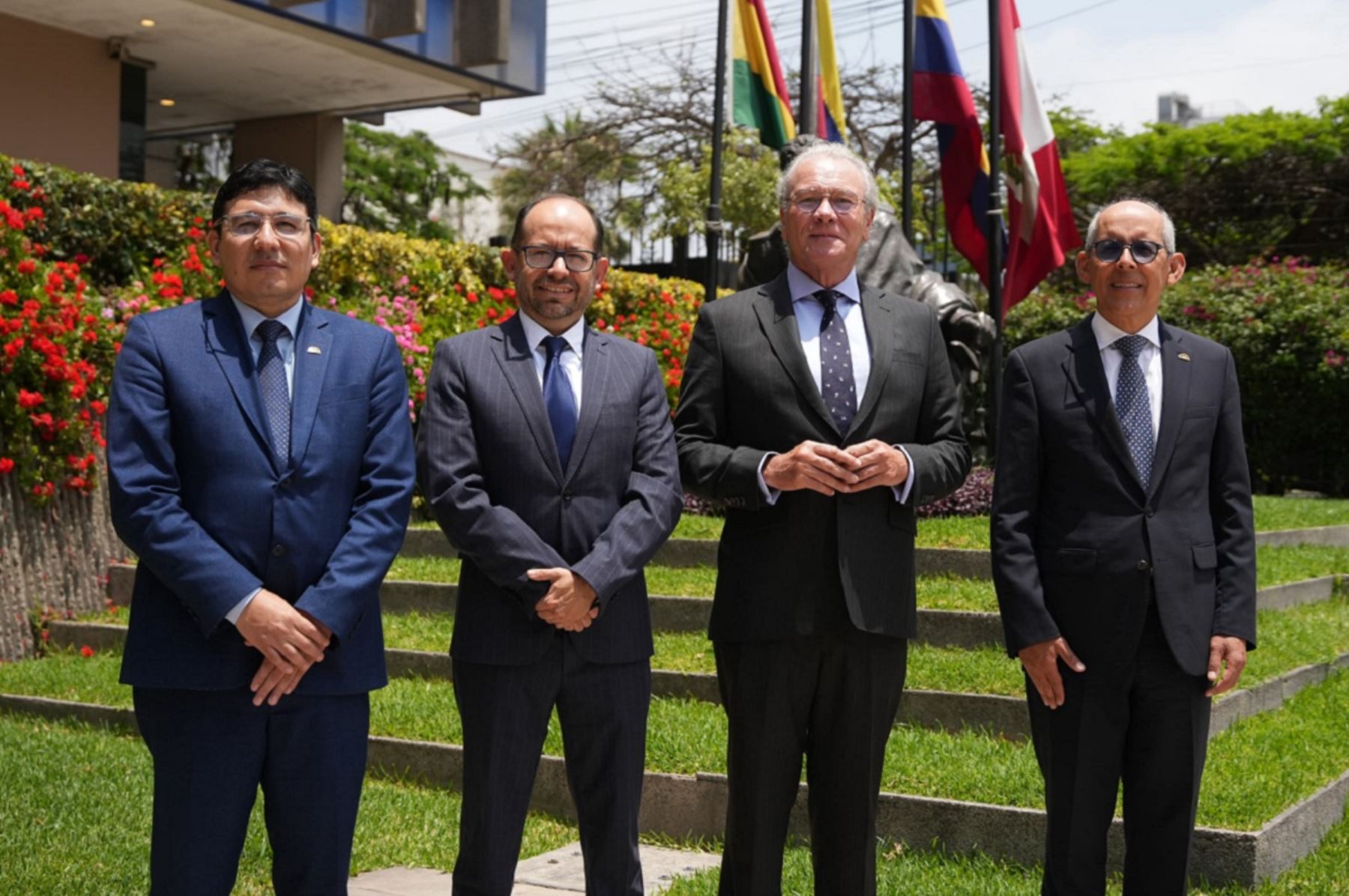 Secretario General de la Comunidad Andina, Gonzalo Gutiérrez, rodeado de los tres nuevos directores generales del bloque andino. Foto: Cortesía.