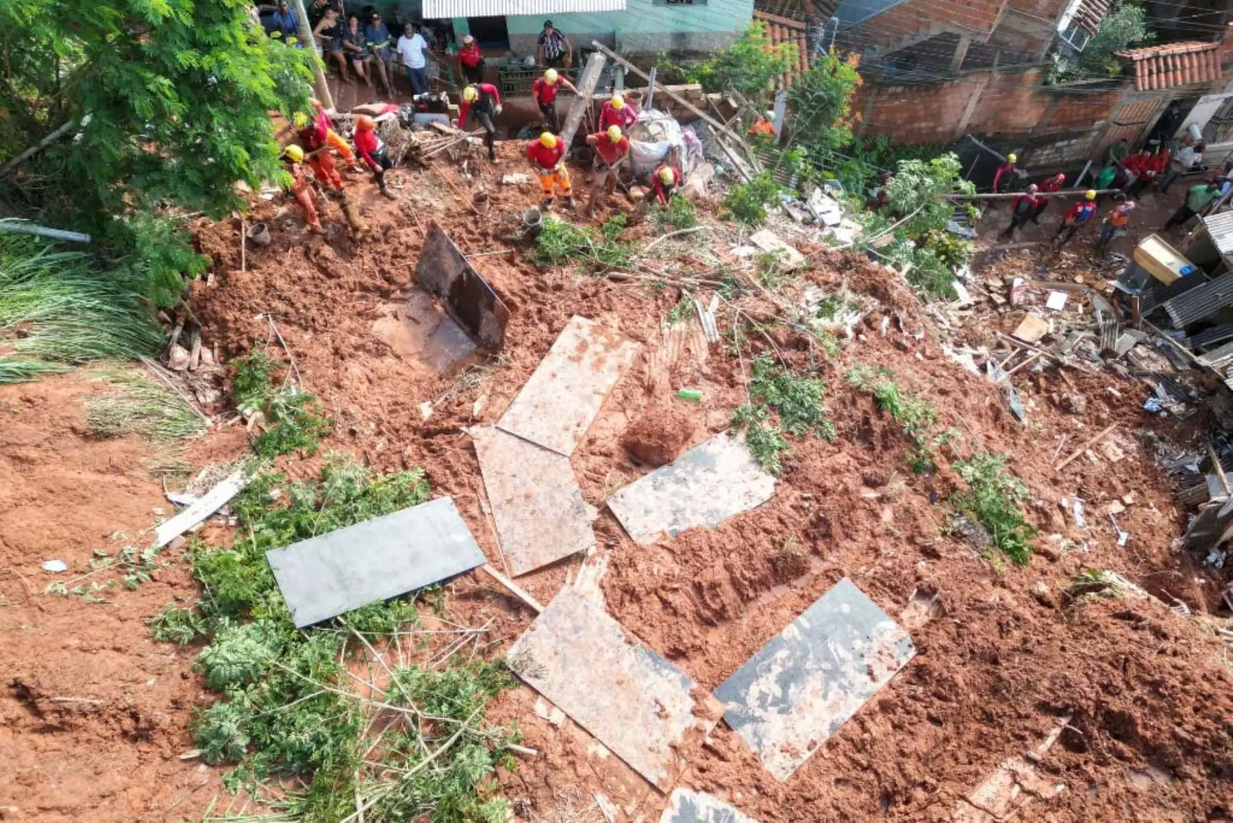 El gobernador de Minas Gerais, Romeu Zema, envió en las redes sociales un mensaje de "solidaridad con las víctimas", poniendo a disposición del municipio "la estructura" del gobierno estatal "para reforzar el rescate y garantizar la asistencia a las personas afectadas". Foto: AFP