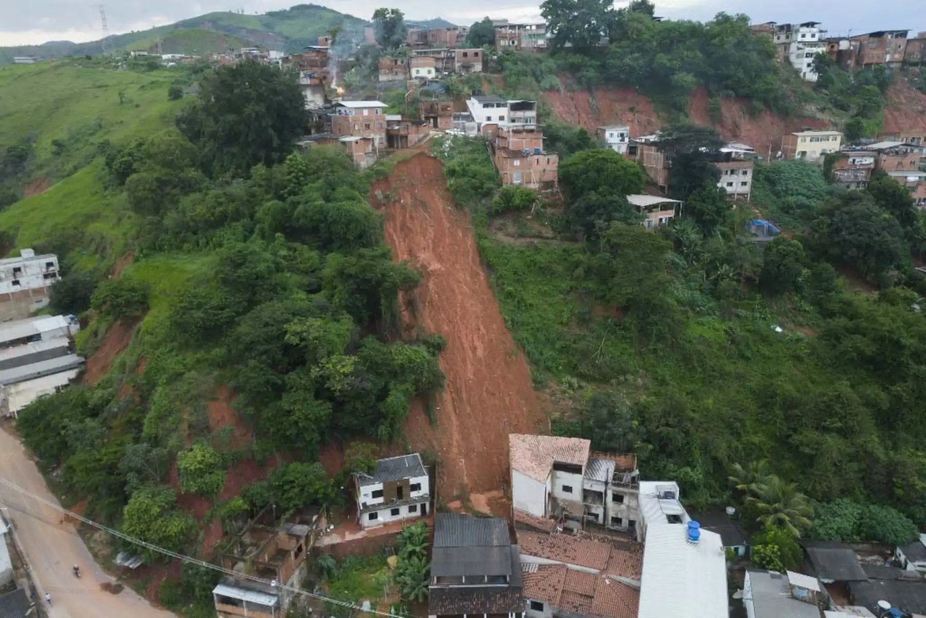 Una persona continúa desaparecida en la zona, mientras que los cadáveres de cuatro miembros de su familia fueron rescatados del barro. Foto: AFP
