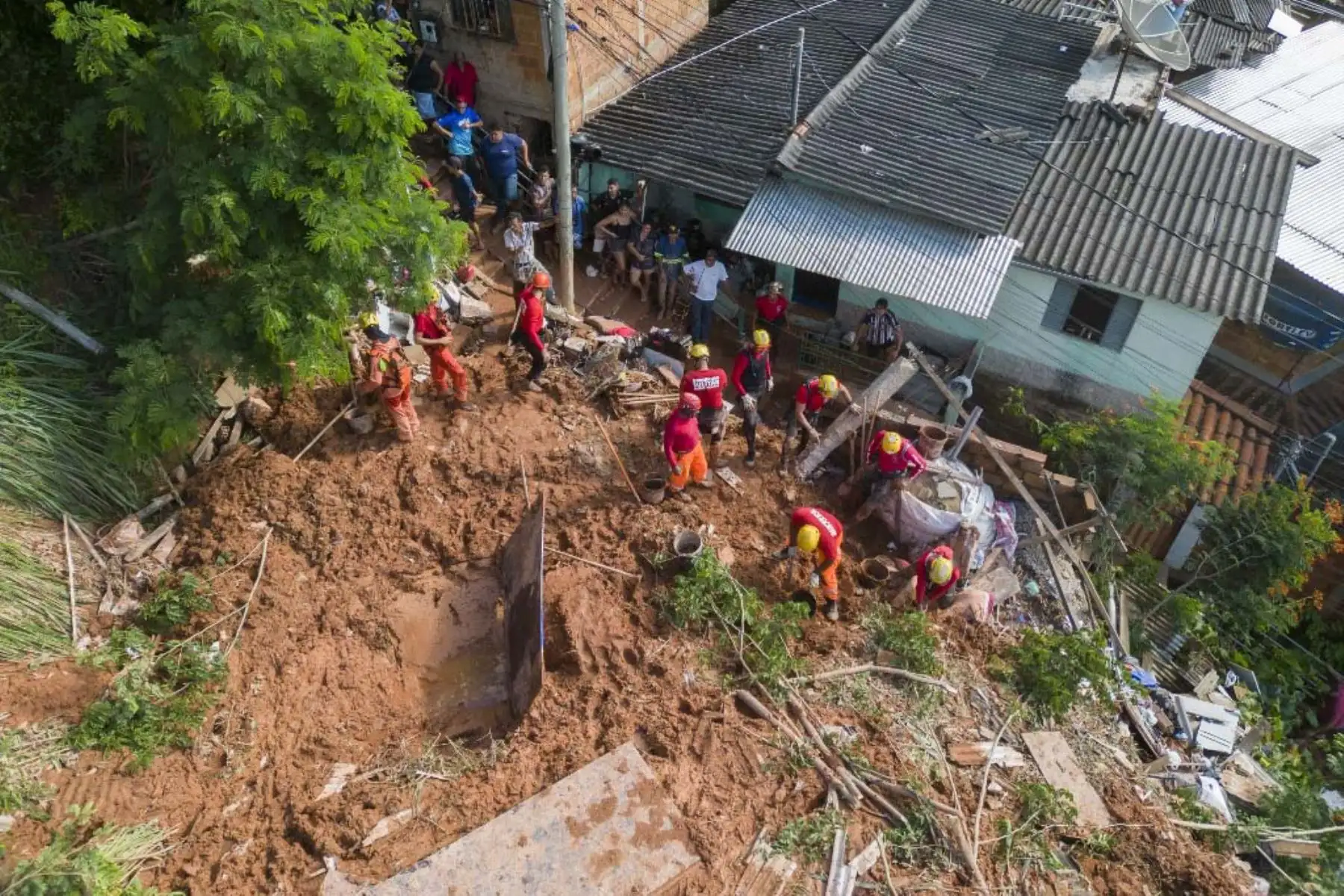 Otro deslizamiento de tierra arrasó todo a su paso por una calle en la ladera de una colina en el barrio de Bethania. En las imágenes aéreas de la AFP, los escombros de las casas emergen de una enorme mancha marrón. Foto: AFP