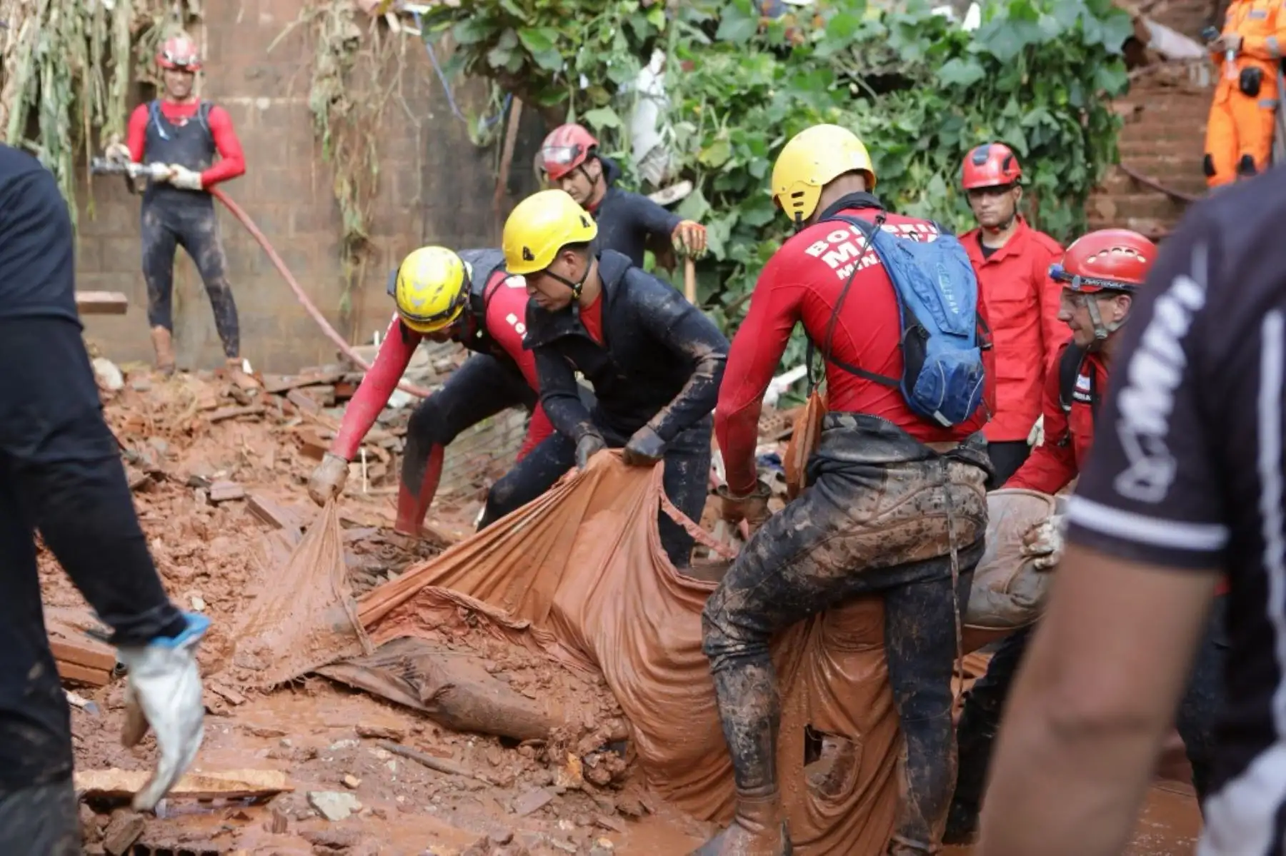 Dramáticas imágenes enviadas por los bomberos muestran grandes extensiones de lodo entre escombros en Ipatinga. Foto: AFP