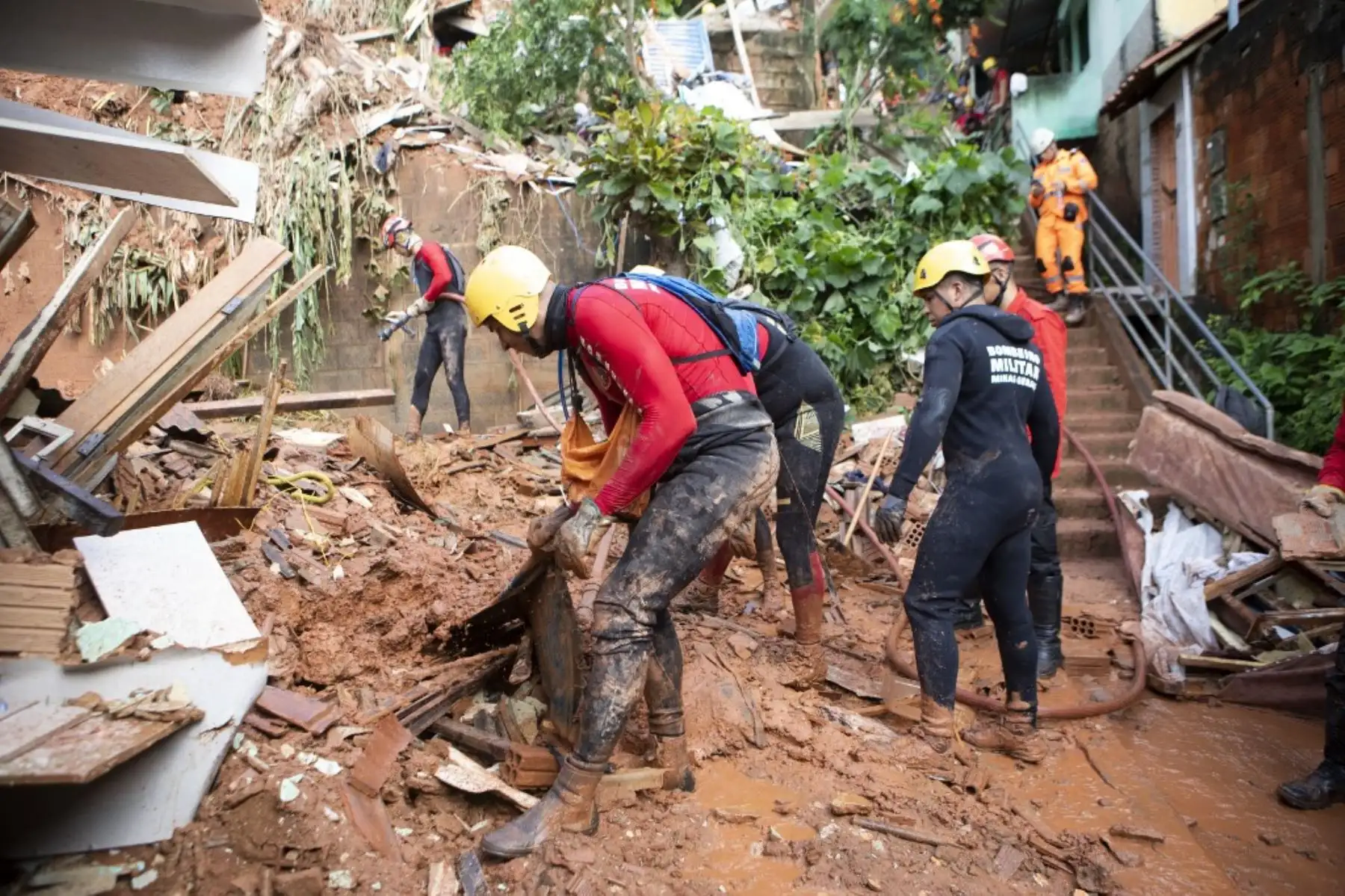 Nueve personas murieron en la ciudad de Ipatinga, de 227.000 habitantes donde cayeron 80 milímetros de lluvia en una hora durante la noche del sábado al domingo, según la alcaldía. Foto: AFP
