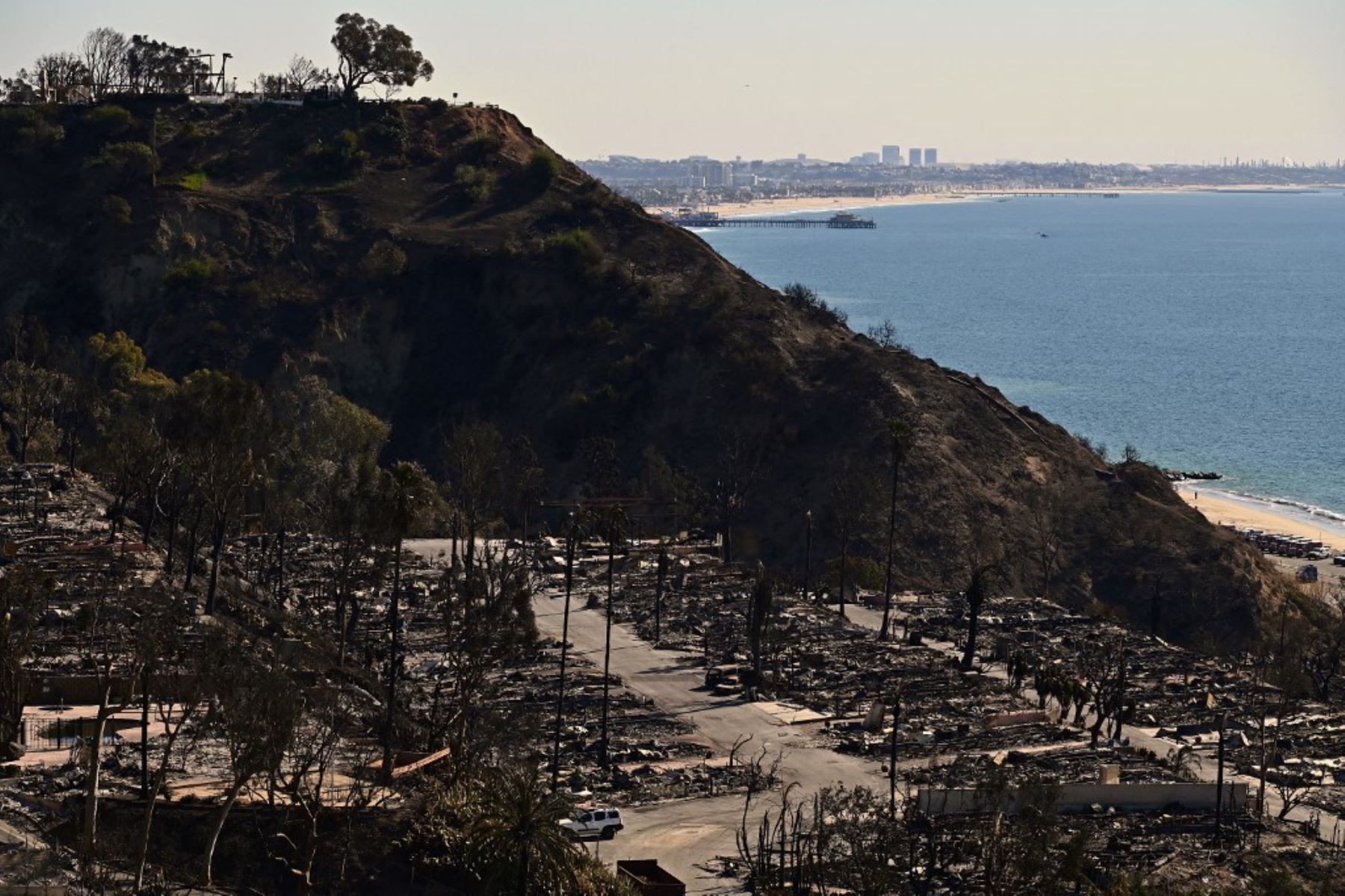 Casas carbonizadas y automóviles quemados entre los escombros del complejo móvil Pacific Palisades Bowl Mobile Estates devastado por los incendios en Los Ángeles, California, el 13 de enero de 2025. Foto: AFP