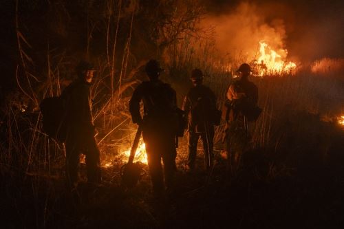 Rescatistas buscan cadáveres antes de que el viento arrecie en Los Ángeles