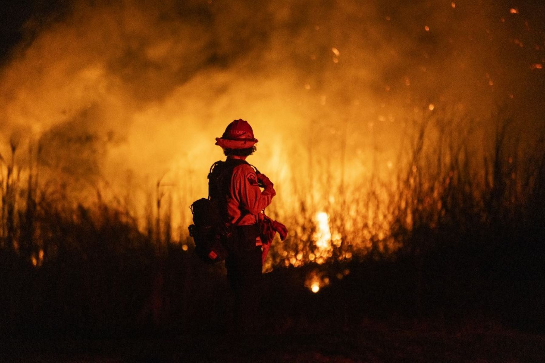 Un bombero monitorea la propagación del incendio en Oxnard, al noroeste de Los Ángeles, California. Las autoridades estadounidenses advirtieron que vientos "peligrosos y fuertes" impulsarían los incendios forestales mortales a través de las áreas residenciales de Los Ángeles. Foto: AFP