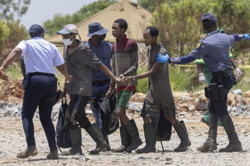 Mineros atrapados en pozo de oro en Sudáfrica son rescatados