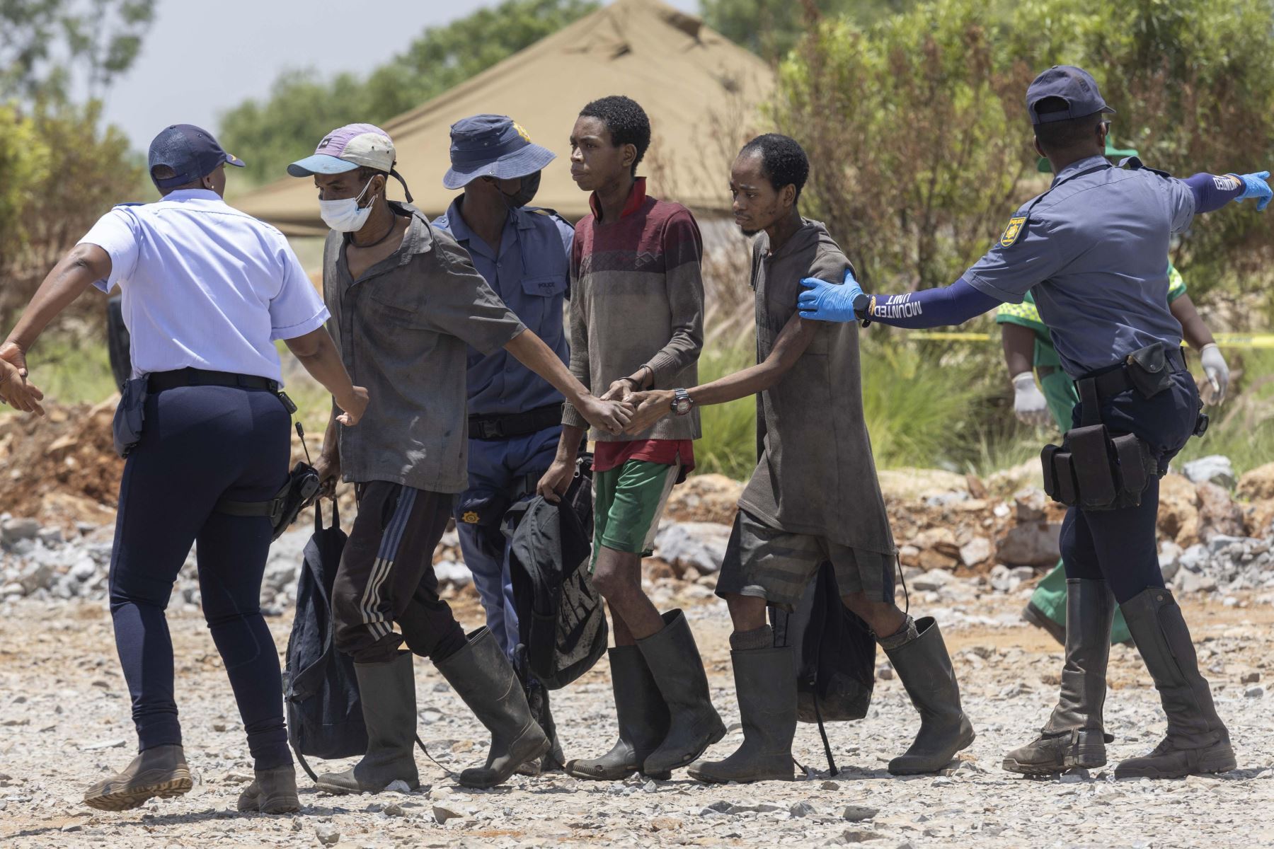 Mineros ilegales son rescatados del subsuelo durante la operación de rescate oficial en un pozo de una mina de oro en desuso en Stilfontein, a unos 150 kilómetros al suroeste de Johannesburgo, Sudáfrica, el 14 de enero de 2025. Foto: EFE