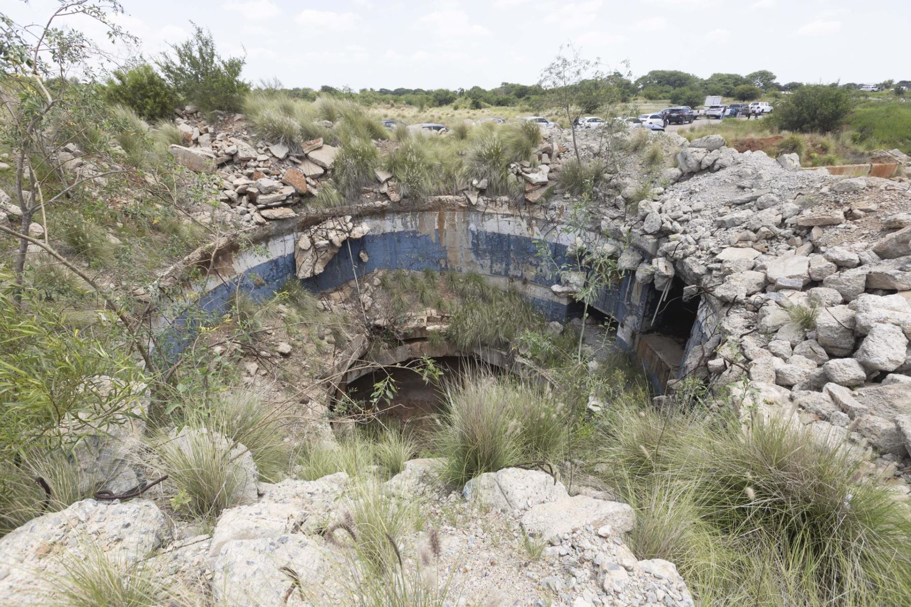 El pozo de la mina en desuso muestra la naturaleza peligrosa de los pozos de las antiguas minas comerciales que son utilizadas por mineros ilegales en Stilfontein, a unos 150 kilómetros al suroeste de Johannesburgo, Sudáfrica. Foto: EFE