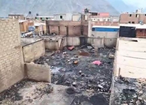 Más de 100 pobladores damnificados dejó un incendio de grandes proporciones que se registró en la madrugada de hoy martes 14 de enero en el centro poblado Secocha, ubicado en la provincia de Camaná, en Arequipa. ANDINA/Difusión