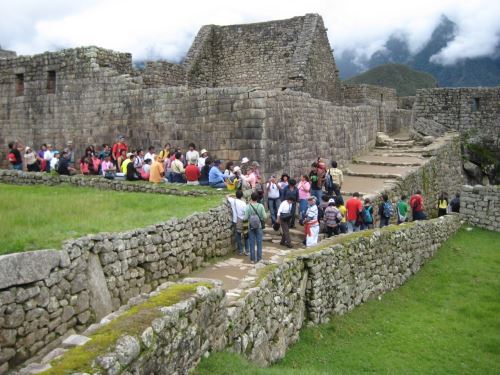 El ingreso de turistas a la ciudadela inca de Machu Picchu se desarrolla con normalidad a pesar de las lluvias, solo se ha restringido el acceso a Huayna Picchu y a la montaña Machu Picchu. ANDINA/Difusión