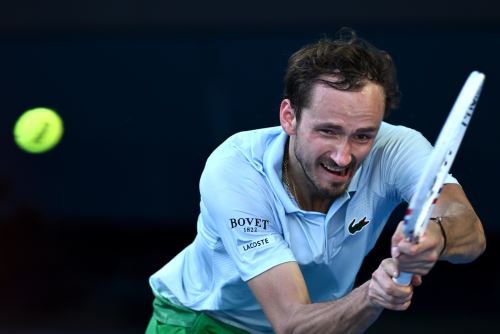 Daniil Medvedev de Rusia en acción contra Kasidit Samrej de Tailandia durante su partido de primera ronda de individuales masculinos durante el torneo de tenis Abierto de Australia en Melbourne, Australia, el 14 de enero de 2025. Foto: EFE