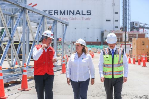 Presidenta Dina Boluarte participa en inspección de obras en muelle norte del puerto del Callao