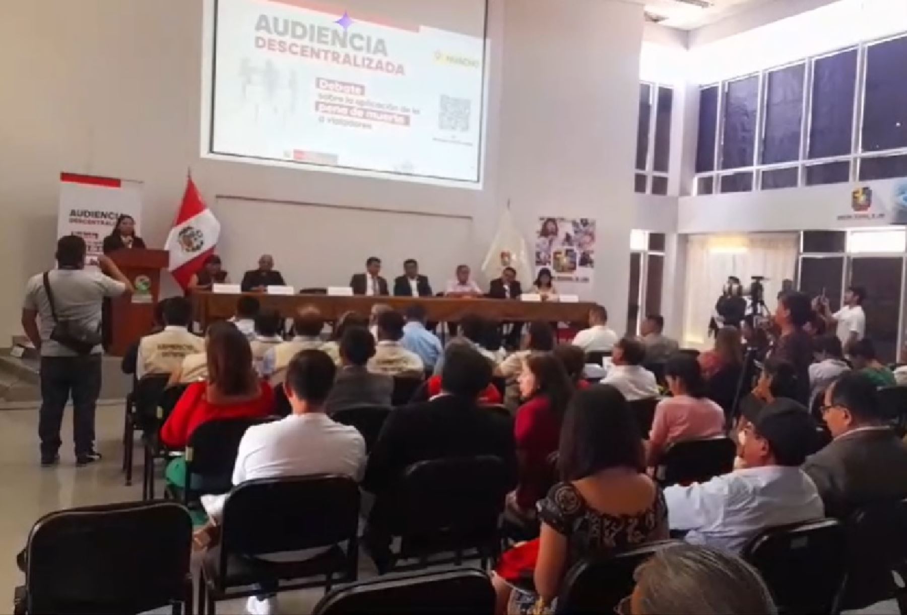 Autoridades y pobladores de Huacho, región Lima, debaten el tema de la aplicación de la pena de muerte para casos de violación a menores durante una audiencia pública. ANDINA/Difusión