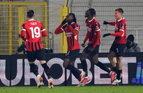 Rafael Leao, del AC Milan, se alegra con sus compañeros tras anotar durante el partido de fútbol de la Serie A italiana entre Como 1907 y el AC Milan, en Como, Italia, el 14 de enero de 2025. Foto: EFE