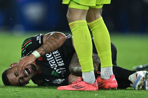 Gabriel Jesus del Arsenal yace herido durante el partido de la Premier League inglesa entre Brighton & Hove Albion y el Arsenal FC, en Brighton, Gran Bretaña, el 4 de enero de 2025. Foto: EFE