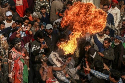 Se celebra cada 12 años, congrega a más de 400 millones de peregrinos y se ve desde el espacio: conoce el Kumbh Mela, la mayor reunión religiosa del mundo