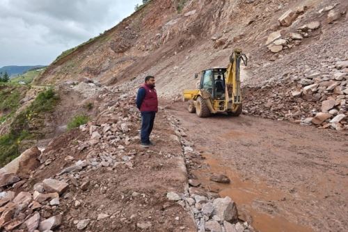 Se habilitó el paso en ambos carriles para vehículos de transporte de carga, pasajeros y turistas que hacen uso de esta vía de ingreso y salida de la Amazonía Cusco-Madre de Dios.