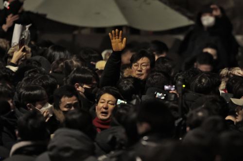 La presencia de manifestantes en las afueras de la residencia de Yoon Suk-yeol dificultó su arresto. Foto: AFP