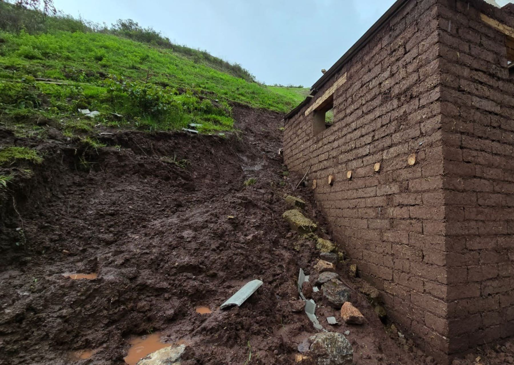 El COER La Libertad informó que diversos eventos naturales como lluvias intensas, huaicos y vientos fuertes han causado daños en viviendas, caminos vecinales y en infraestructura sanitaria. ANDINA/Difusión