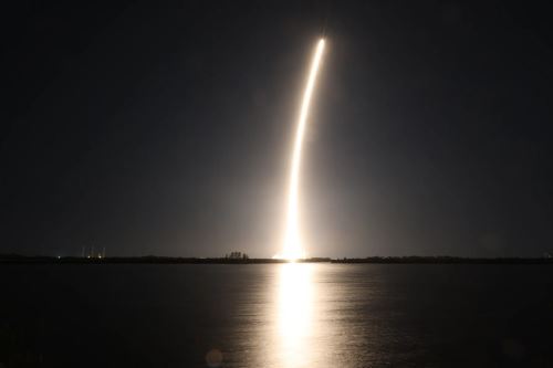 Creando una estela dorada en el cielo nocturno, un cohete Falcon 9 de SpaceX, que transporta el módulo de aterrizaje Blue Ghost Mission One de Firefly Aerospace, se eleva hacia arriba después del despegue desde el complejo de lanzamiento 39A en el Centro Espacial Kennedy de la NASA en Florida. 
Crédito: NASA/Frank Michaux