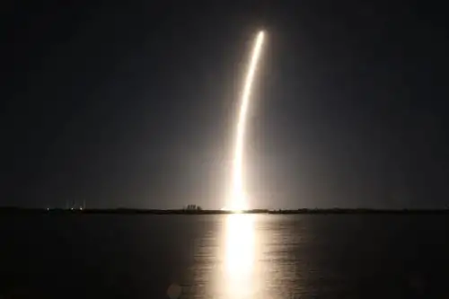 Creando una estela dorada en el cielo nocturno, un cohete Falcon 9 de SpaceX, que transporta el módulo de aterrizaje Blue Ghost Mission One de Firefly Aerospace, se eleva hacia arriba después del despegue desde el complejo de lanzamiento 39A en el Centro Espacial Kennedy de la NASA en Florida. 
Crédito: NASA/Frank Michaux