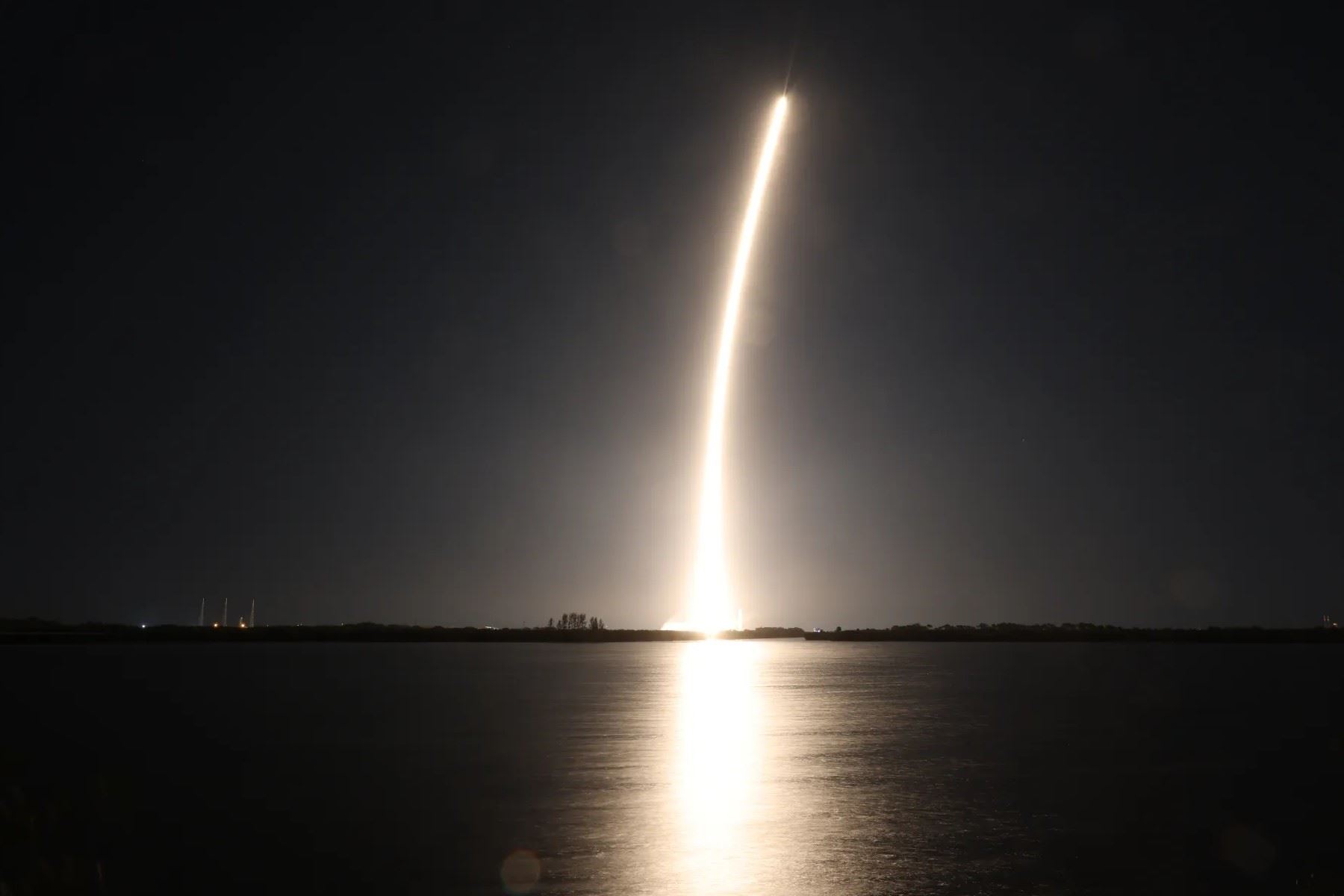 Creando una estela dorada en el cielo nocturno, un cohete Falcon 9 de SpaceX, que transporta el módulo de aterrizaje Blue Ghost Mission One de Firefly Aerospace, se eleva hacia arriba después del despegue desde el complejo de lanzamiento 39A en el Centro Espacial Kennedy de la NASA en Florida. 
Crédito: NASA/Frank Michaux