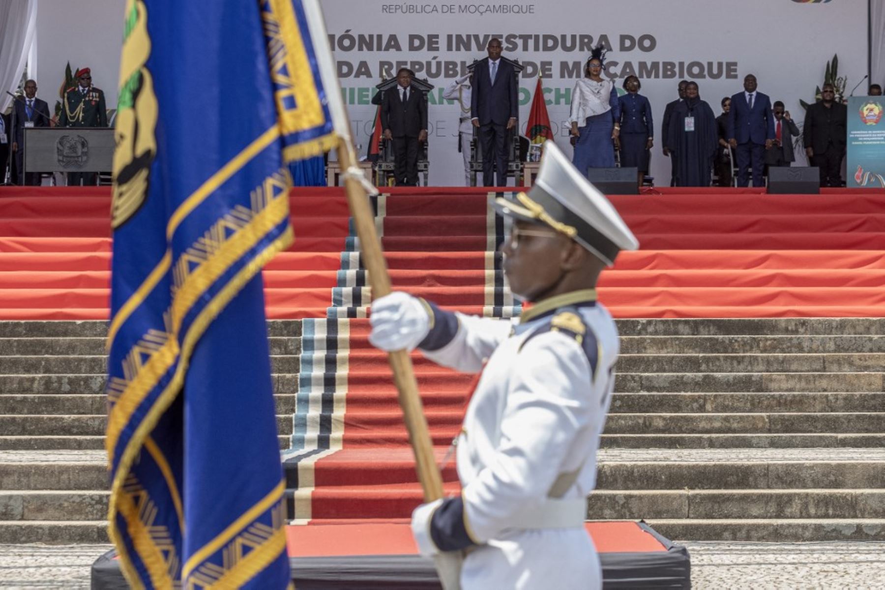 El presidente electo de Mozambique, Daniel Chapo, y el presidente saliente de Mozambique, Filipe Nyusi, observan durante su toma de posesión en la Plaza de la Independencia en Maputo. Foto: AFP