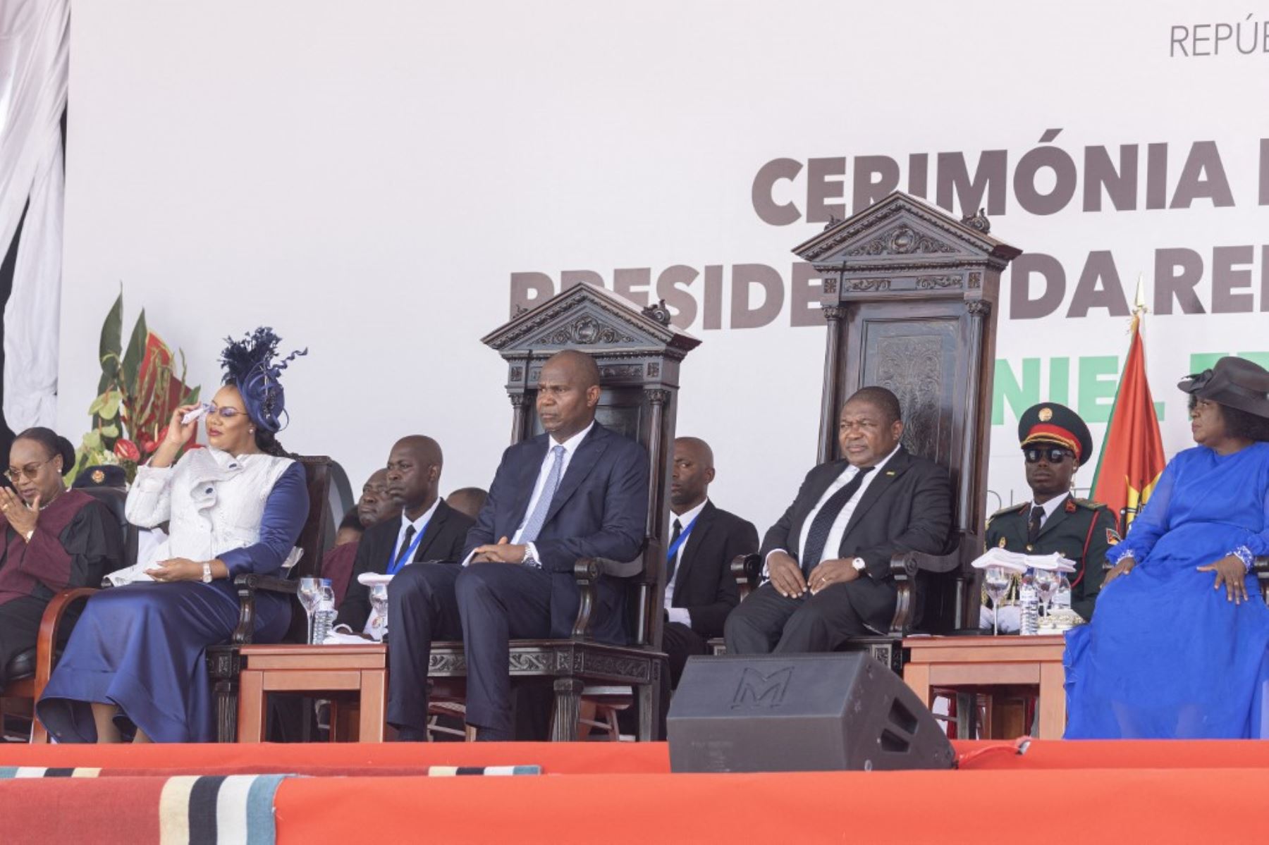 El presidente electo de Mozambique, Daniel Chapo, y el presidente saliente de Mozambique, Filipe Nyusi, observan durante su toma de posesión en la Plaza de la Independencia en Maputo. Foto: AFP